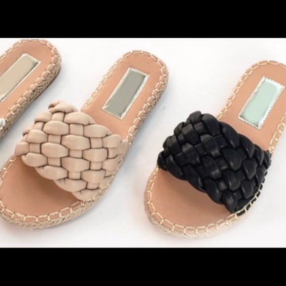 𝗕𝗿𝗮𝗶𝗱𝗲𝗱 𝗻𝘂𝗱𝗲 𝘀𝗹𝗶𝗱𝗲 𝘀𝗮𝗻𝗱𝗮𝗹𝘀 - Picture 2 of 4